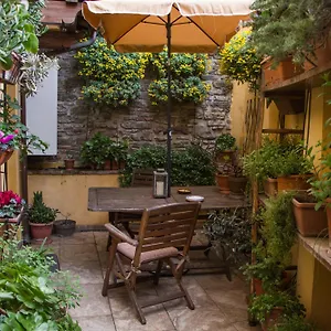 Residenza Fra Le Torri - Charme & Art Gallery Apartment